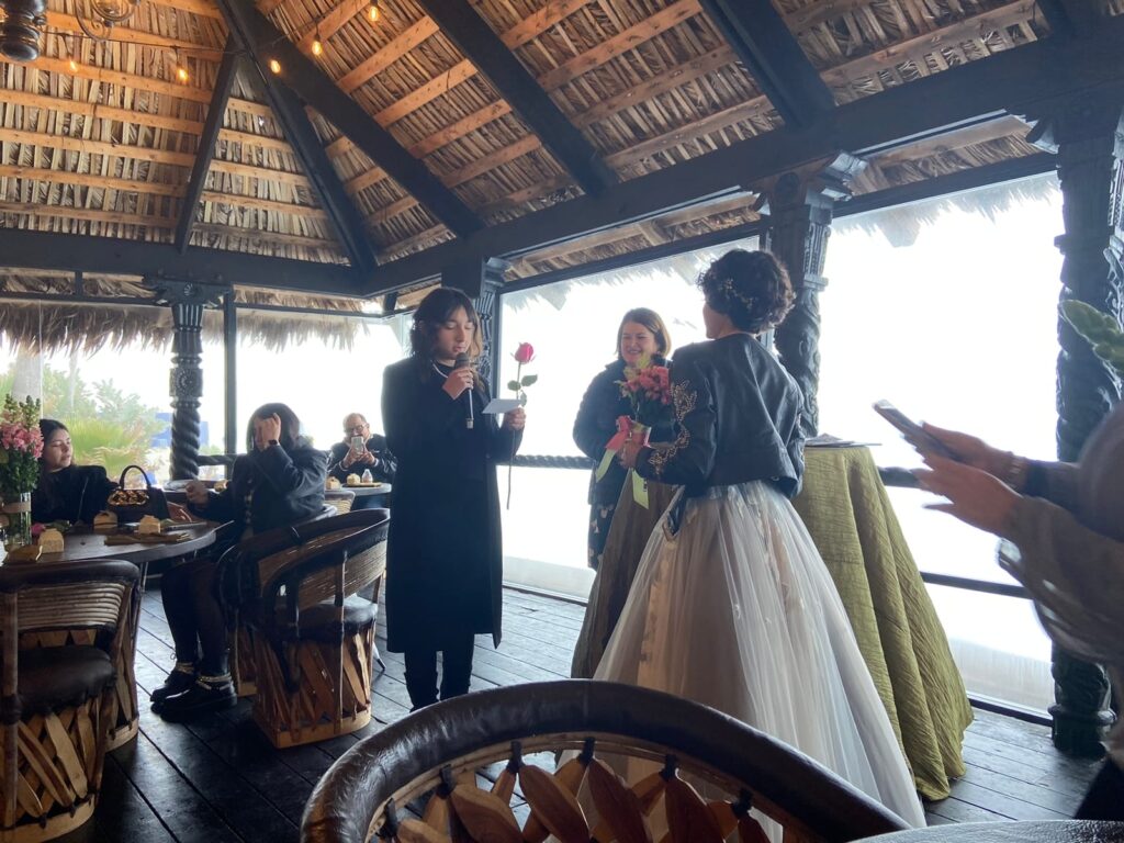 amiga de quinceañera dando buenos deseos y entregando una rosa