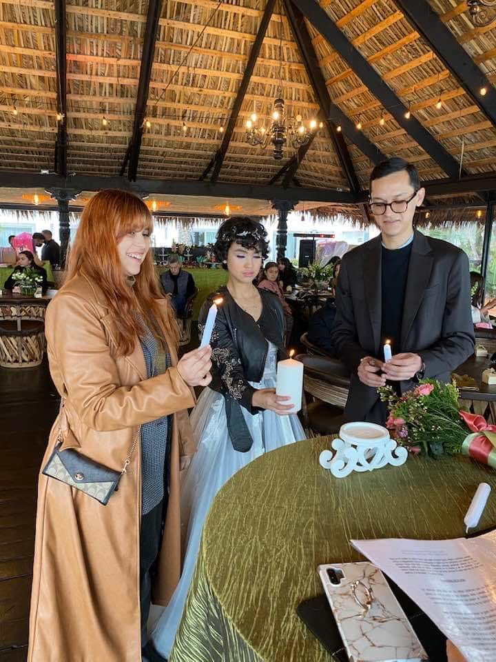 Quinceañera y sus hermanos participando en ceremonia de velas.